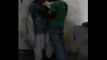 Mengisap Puting Gadis Desi Yang Menggoda