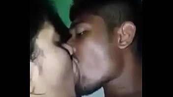 Gadis Desi Menggoda Dengan Ciuman Panas