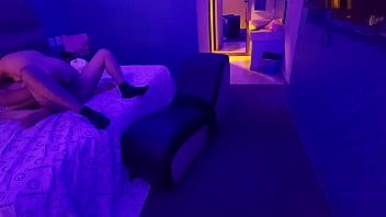 Ibu Janda Yang Haus, Doyan Dikocok Dua Kontol Di Kamar Motel Yang Panas. Bagian Kedua