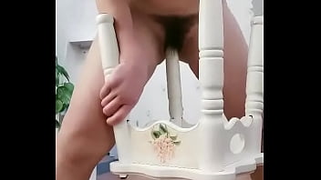 Gadis Tionghoa Menggesekkan Kursi Untuk Memuaskan Nafsunya