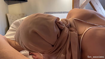Ibu Tiri Arab Pemalu Dan Anak Tirinya Berbagi Ranjang Di Kamar Hotel Yang Panas