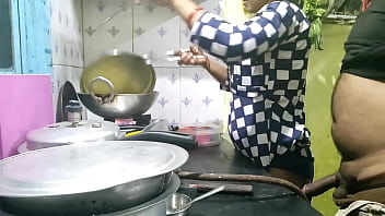 गांव से आई भोली नौकरानी को कुछ पता नहीं था, मालिक ने उसका बेजा फायदा उठाकर उसे चोद डाला