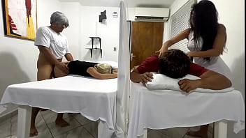 Pijat Pasangan Berakhir Dengan Istri Dihamili Di Samping Suaminya Oleh Dokter Mesum Ntr Jav