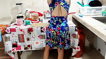 Hijastra Terseksi Ditinggal Sendirian Di Rumah Dan Ingin Masak, Tapi Ayah Tirinya Menghalangi Dan Mulai Meraba Seluruh Tubuhnya Yang Menggairahkan