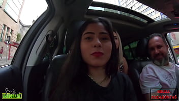 Izabela Pimenta E Binho Ted Se Esquentam No Carro Ao Lado Da Praça Da Sé, Em São Paulo