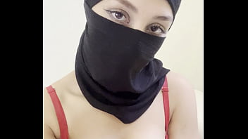 Gadis Berhijab Arab Bergaun Ketat Pamer Payudara Besar Dan Tetek Bulat Sempurna