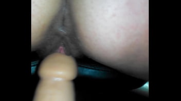 Perempuan Jalang Main Dildo Sambil Merengek Minta Kontol