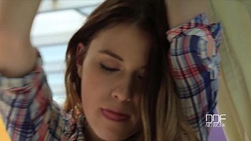 Anjelica Dan Demida, Dua Lesbian Seksi Rusia, Memuaskan Nafsu Dengan Mainan Besar Yang Menggila