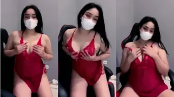 Dhea Bergoyang Dengan Lingerie Merah Transparan Yang Menggoda