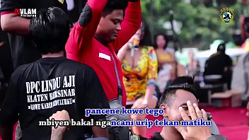 Tarian Erotis Indonesia – Dua Penyanyi Cantik Menggoyang Panggung Dikelilingi Banyak Laki-laki