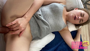 Kakak Tiri Minta Adik Tirinya Memberikan Pelajaran Seks Yang Panas