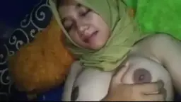 Ukhty Berhijab Cantik Meremas Payudara Yang Menggairahkan