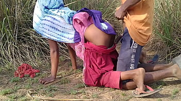 बीवी जंगल से लकड़ी लाने गई तो पति ने कहा – आज खुले में ही जंगली चुदाई करेंगे