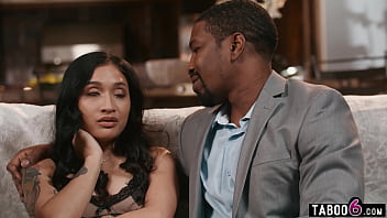 Gadis Asia Mungil Avery Black Berbagi Ranjang Dan Tubuhnya Dengan Bos Bbc Berkulit Hitam Yang Perkasa