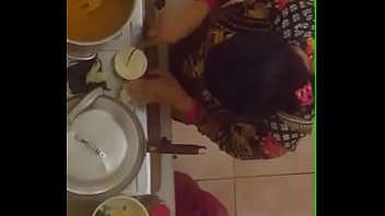 Tante Desi Yang Hot Memamerkan Belahan Dada Menggoda
