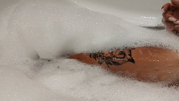 Mandi Bareng Adik Tiri Seksi Yang Kulitnya Kecokelatan Usai Liburan Dari Turki