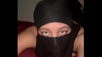 Gadis Arab Nakal Bergoyang Pantat Montok Dan Memainkan Bokongnya Yang Menggoda Dengan Hijab