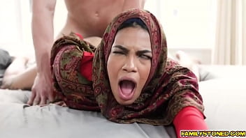 Kakak Tiriku Mengajari Maya Farrell Tentang Seks Dan Mulai Menghisap Payudara Panasnya