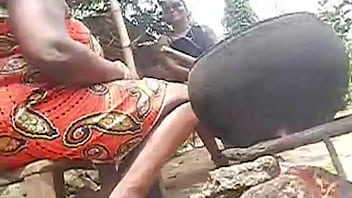 Dia Menangkapku Berhubungan Intim Dengan Saudara Tiriku Di Rumah Nenek Tiriku, Lalu Bergabung Dalam Nafsu Kami, Dosa Di Suatu Tempat Di Afrika Adegan 2