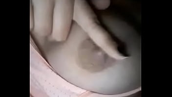 Gadis Desi Memamerkan Payudara Panasnya Yang Menggoda