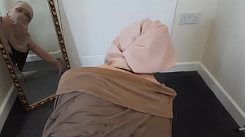 Gadis Arab Muslim Berhijab Dengan Pantat Besar Ditiduri Kasar Hingga Memeknya Basah