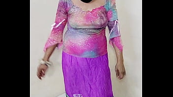 Ini Bukan Wanita Arab Asli, Dia Adalah Api Yang Membara, Betapa Indahnya Pesonanya Yang Memikat, Betapa Memesonanya Tatapan Matanya Yang Menggoda.