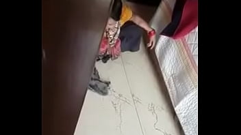 Pelayan Desi Membuka Pakaian Dengan Genit