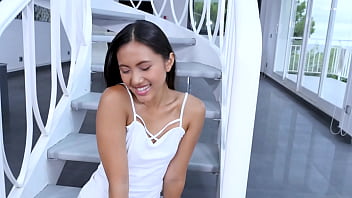May Thai, Si Gadis Asia Seksi Yang Mengisap Kontol Besar Dan Menelan Spermanya Yang Deras