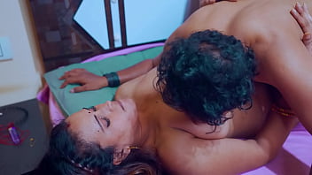 Cowok India Seksi Mencari Kepuasan Ranjang Yang Panas