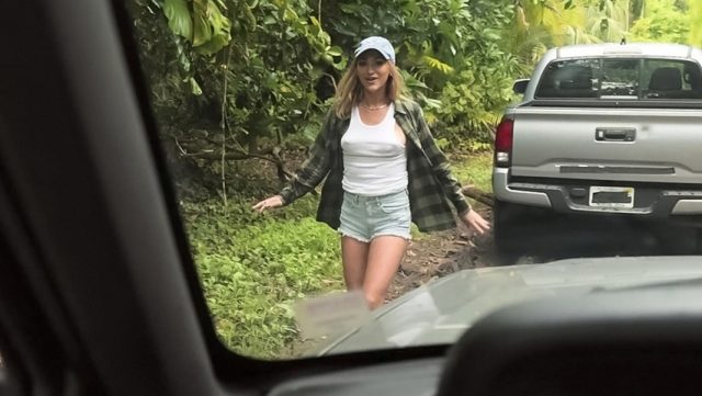 Pria Tangguh Menggoda Di Pinggir Jalan