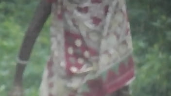 Gadis India Mengencingi