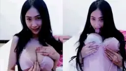 Awcece Live Di Bling2, Jilat Uting Dengan Gaya Seksi Yang Menggoda