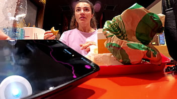 Kakak Tiriku Mengajakku Main Sembari Mengendalikan Getaranku Di Tempat Umum!