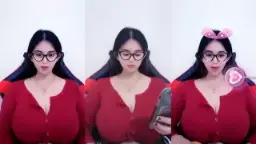 Gadis Abg Berkacamata Yang Menggoda Dengan Tubuh Seksi