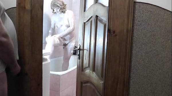 Putri Tiri Mandi, Ayah Tiri Mengintip, Merangsang Batang Dan Memancurkan Air Mani Di Bawah Pintu Kamar Mandi.