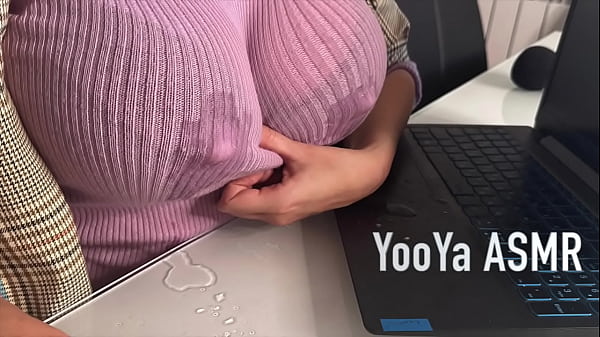Ibu Tiri Menggoda Anak Tirinya Di Kantor, Memamerkan Puting Susu Yang Menggoda Dan Memberikan Handjob Untuk Kontol Besarnya