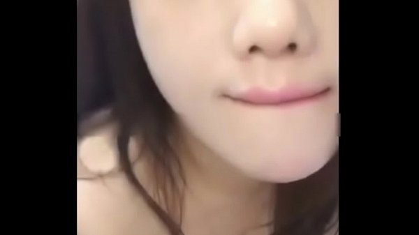 Gadis Tionghoa Muda Menggoda Dengan Mulut Sensual