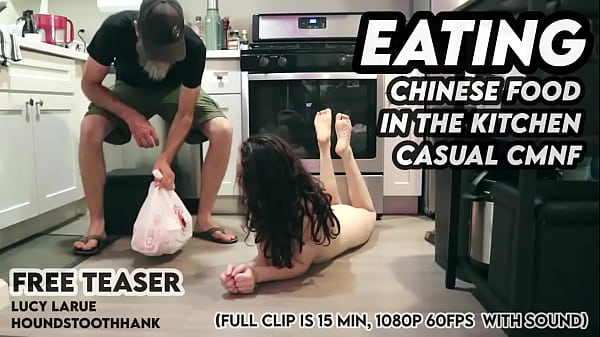 Makan Makanan Cina Di Dapur Dengan Wanita Telanjang Santai
