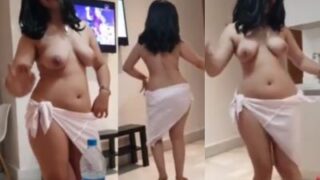Tarian Telanjang Menggoda Diiringi Lagu Bollywood Yang Panas