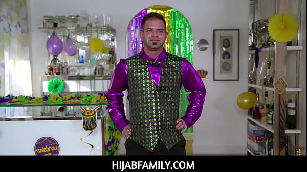 Violet Gems, Si Gadis Berhijab Yang Panas, Menikmati Sesi Manik-manik Seru Sebelum Mengasah Keahlian Oralnya Untuk Nicky.
