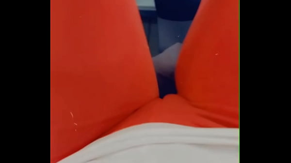 Pemandangan Menggoda Di Gym: Celana Ketat Yang Menonjolkan Lekuk Tubuh