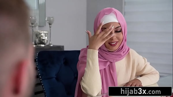 Gadis Muslimah Mungil Bercinta Dengan Hijab Tetap Terpasang