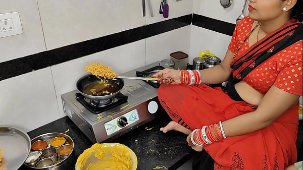 दिवाली की रौनक में कोमल नमकीन बनाते हुए, उसके देवर ने भाभी को चटपटा स्वाद चखने का मौका दिया