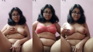 Gadis Berkacamata Montok Meremas Payudara Dan Jari-jarinya