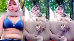 Hijabers Seksi Menggoda Di Kebun Dengan Main Pantat