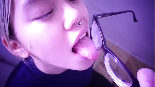 Budak Asia Nunggu Tuannya; Dia Jilat Sperma Dari Kacamata. Video Lengkap Di Sabelarsene.com