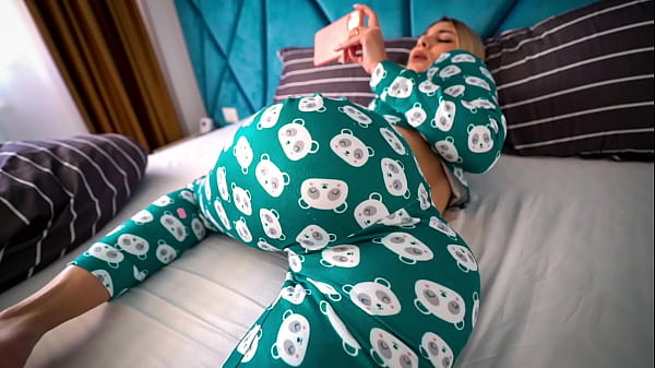 Kakak Tiri Ketahuan Nonton Film Porno, Lalu Kubantu Sampai Klimaks Dan Memohon Untuk Kuterami Dalam-dalam