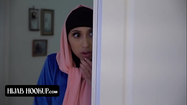 Muslimah Berhijab Dengan Bokong Sempurna Yang Penasaran Digencet Puki Ketatnya Oleh Instruktur Yang Bergairah