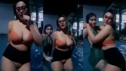 Miyabi Dan Sahabat Mesra Di Kolam Renang Yang Menggoda
