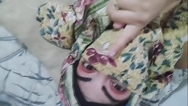 Istri Arab Berjilbab Menggairahkan Mengocok Memek Basah Sampai Squirting Orgasme Saat Suami Sholat Di Kamar Lain